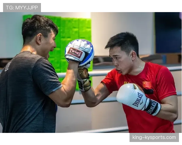 徐灿训练完挎着小包逛街的那张图,拳王气场和邻家暖男撞了个满怀 徐灿训练完挎着小包逛街的那张图,拳王气场和邻家暖男撞了个满怀